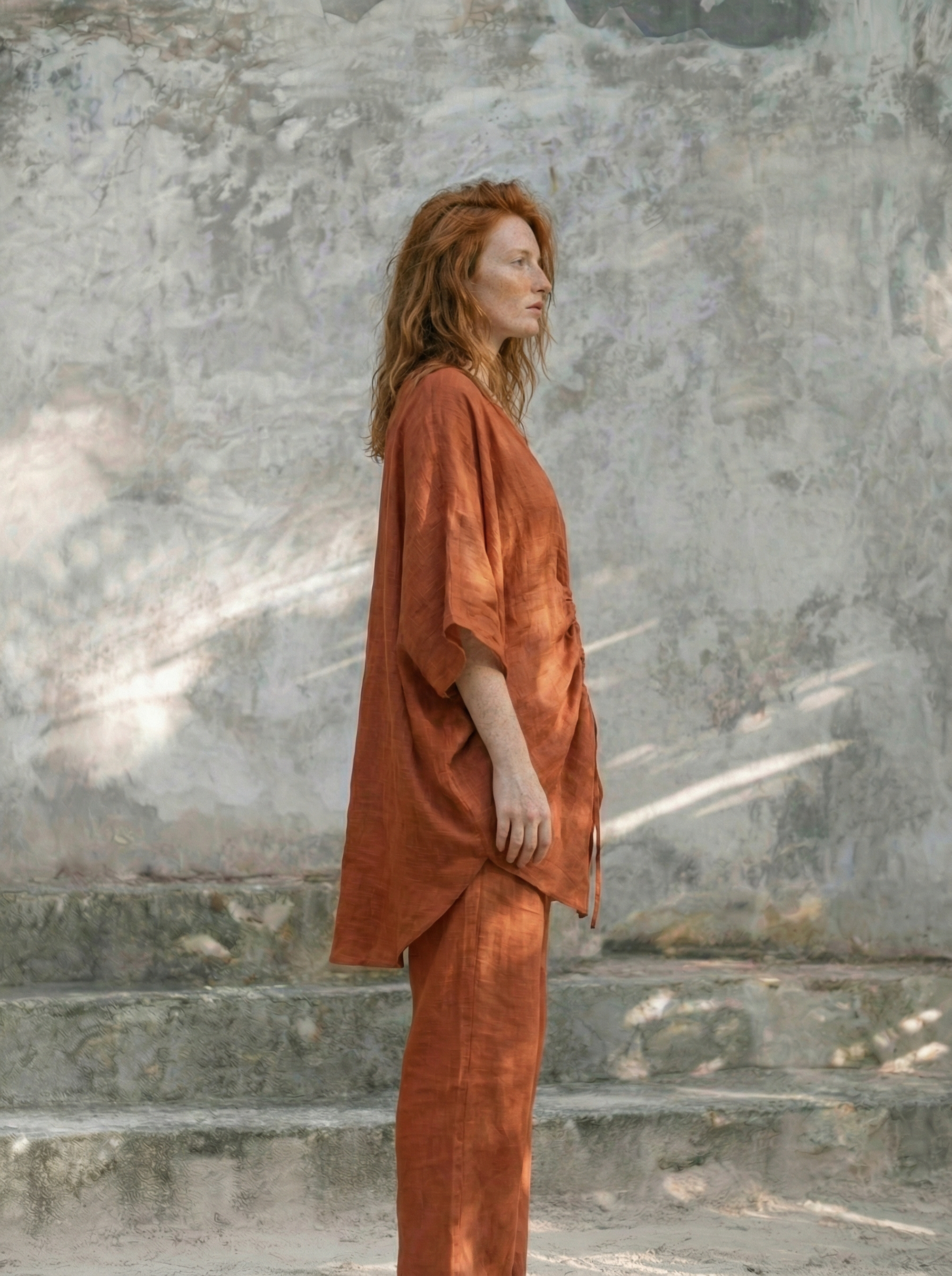 Hareket özgürlüğü sağlayan yarasa kol kesimli akışkan formlu kiremit rengi keten resort bluz