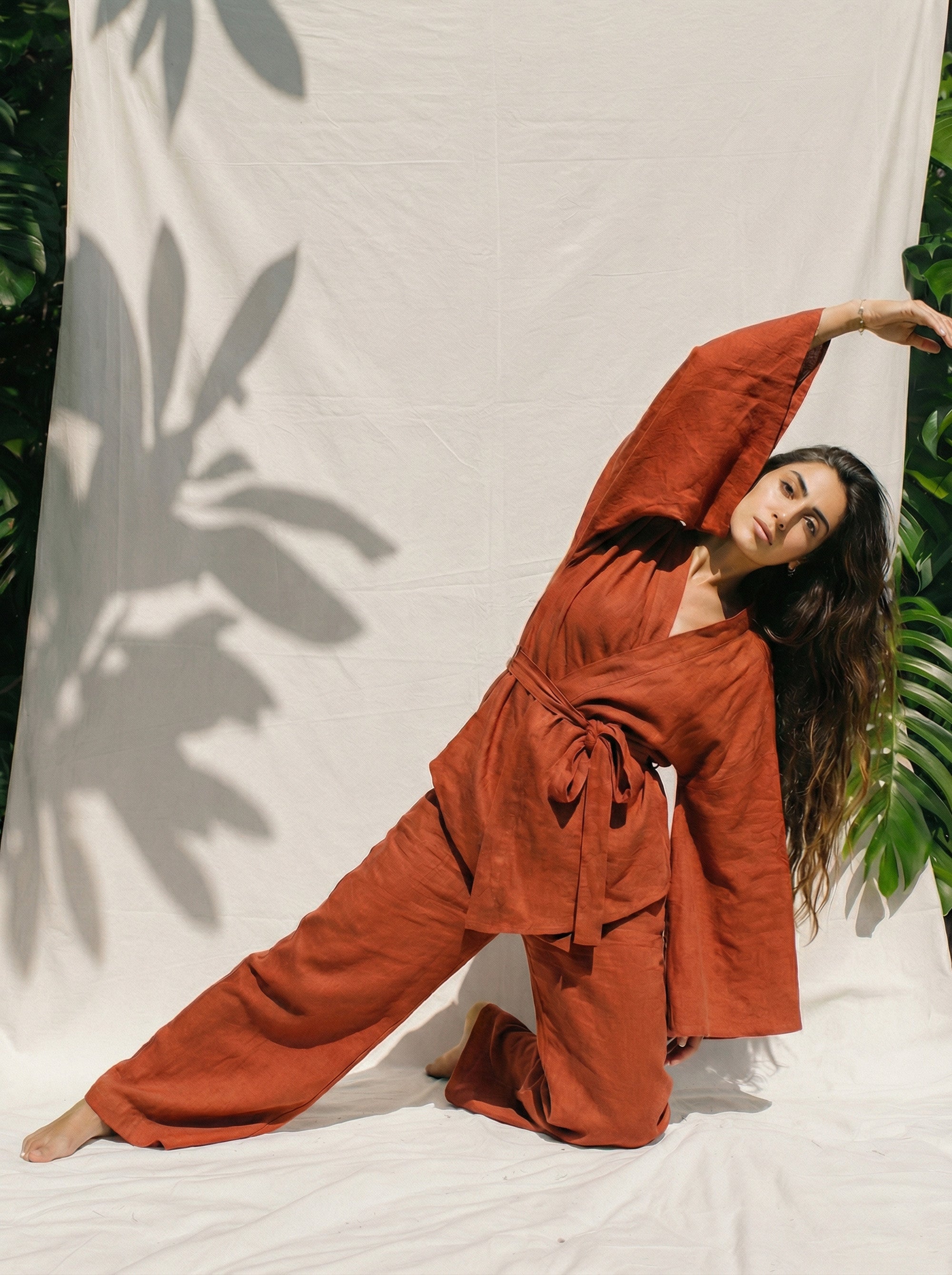 Studio Laloba dökümlü ve rahat kesim keten pamuklu yoga ve meditasyon takımı önden görünüm
