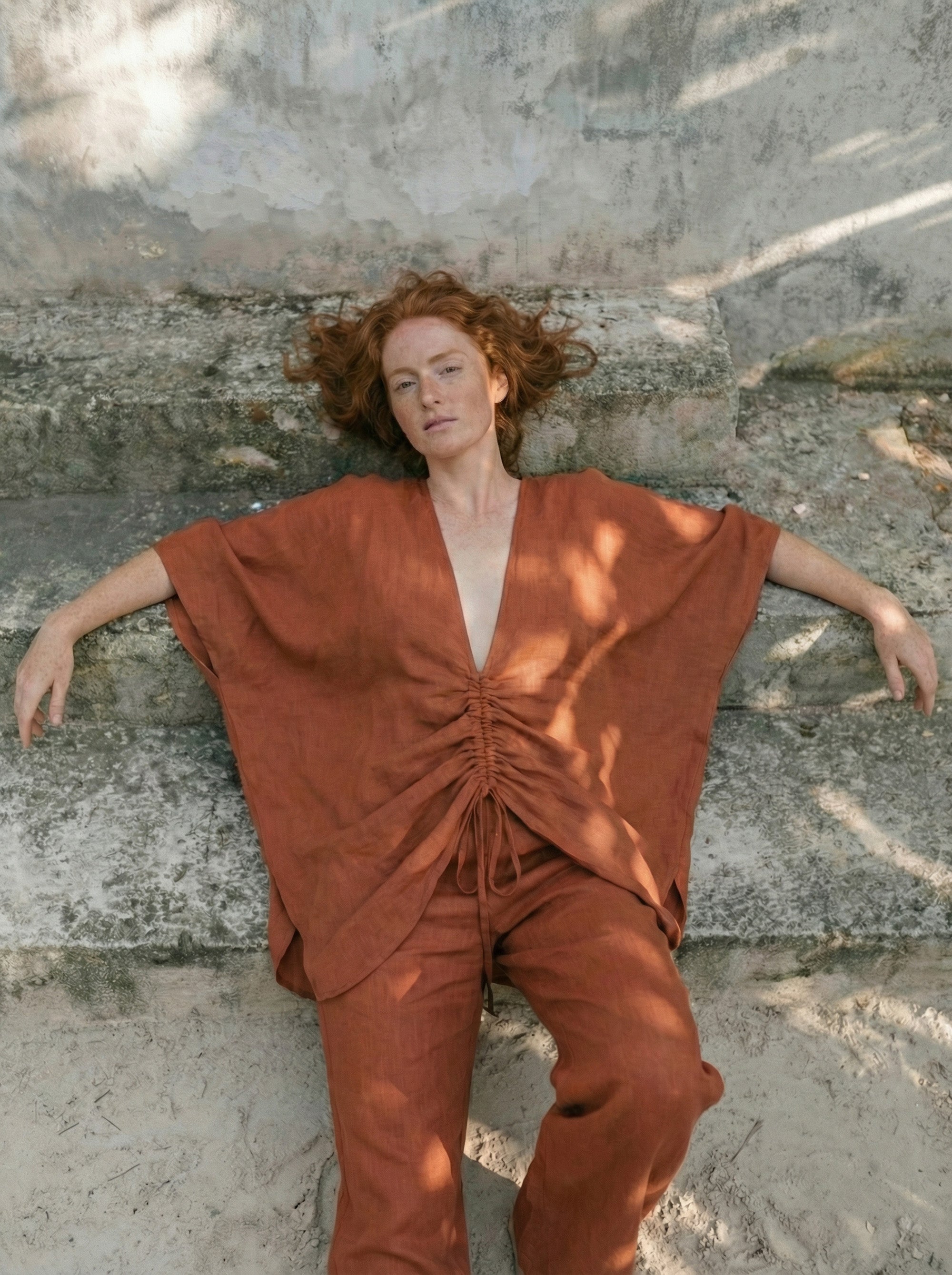 Önü ayarlanabilir büzgü detaylı doğal keten kiremit rengi yazlık kadın bluz